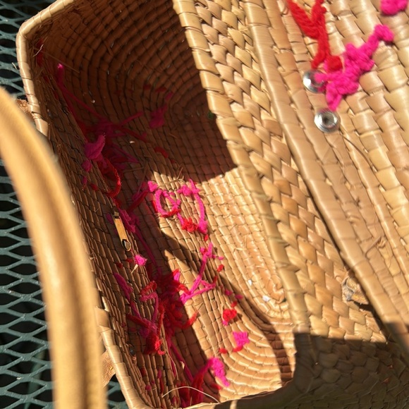Vintage Satchel Handbag 1960's, 1970's? Tan Straw Woven Pink & Red Yarn Rosettes - Picture 7 of 9